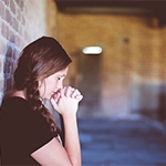 What causes chronic pelvic pain syndrome in women?