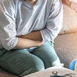 What causes chronic pelvic pain syndrome in women?